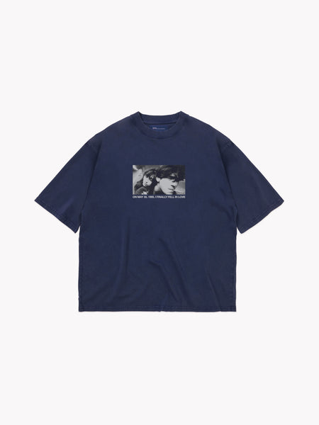 Love in '95 T シャツ - ネイビー - SCRT