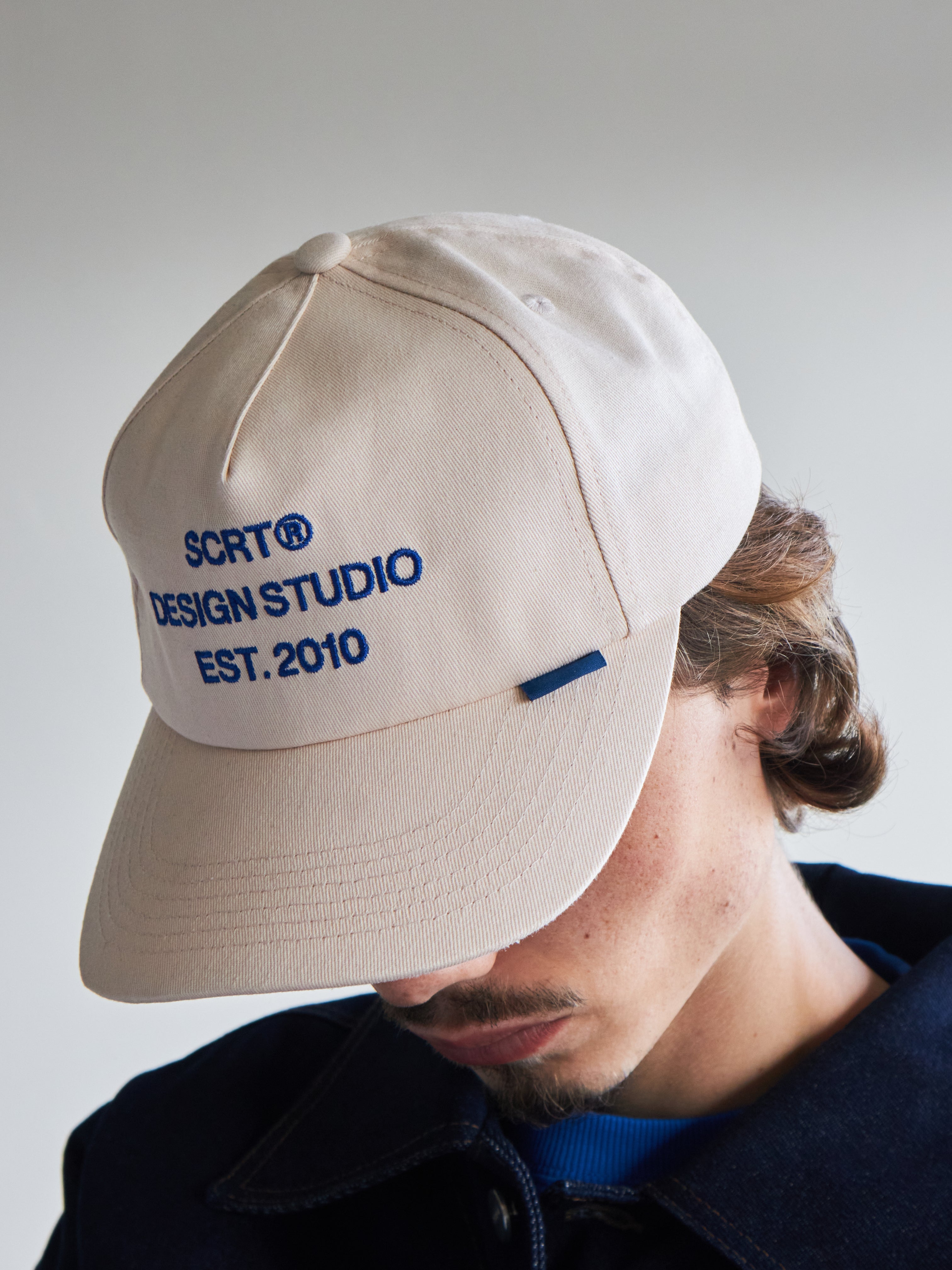 SCRT® デザインスタジオ ハイプロファイルキャップ - オフホワイト SCRT® デザインスタジオ ハイプロファイルキャップ - オフホワイト