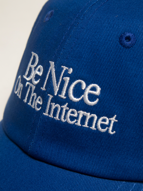Seien Sie auf der Internet-Kappe nett - Blau